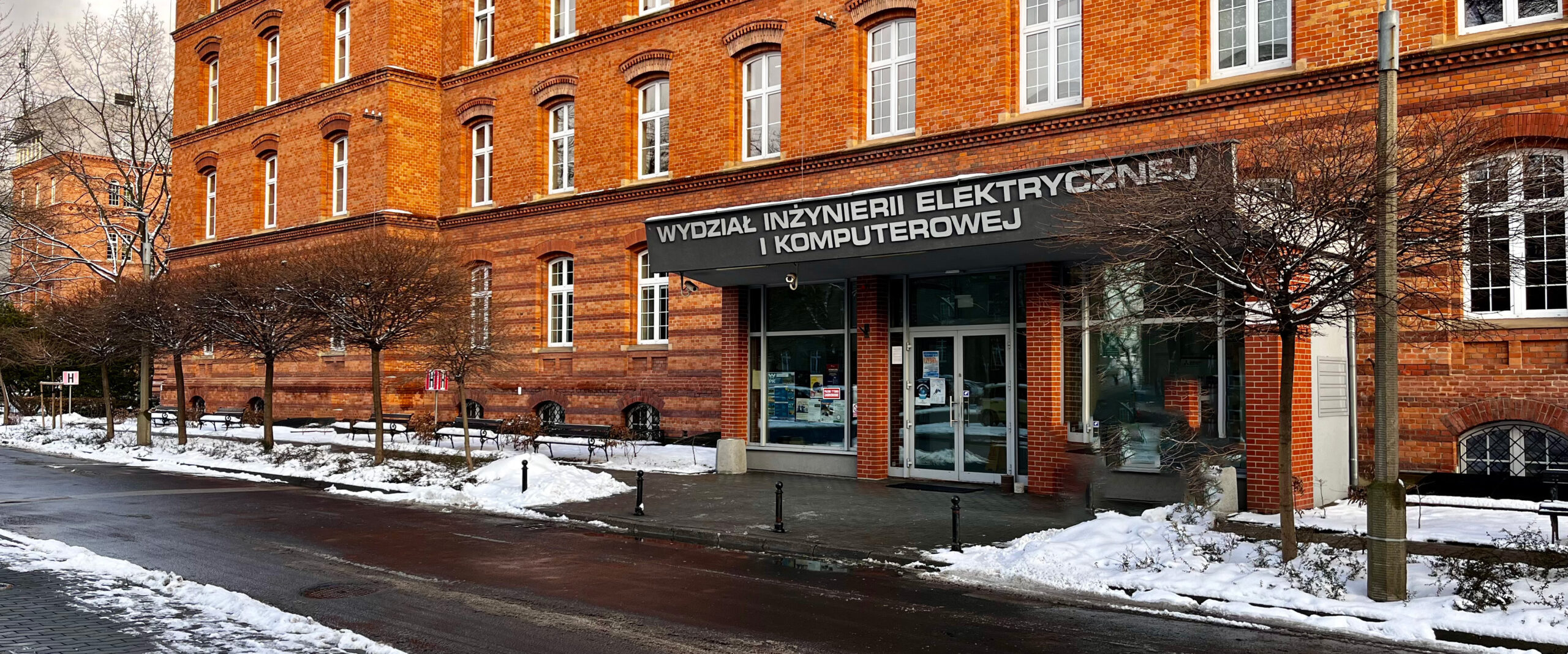 zdjęcie przedstawia budynek Wydziału Inżynierii Elektrycznej i Komputerowej